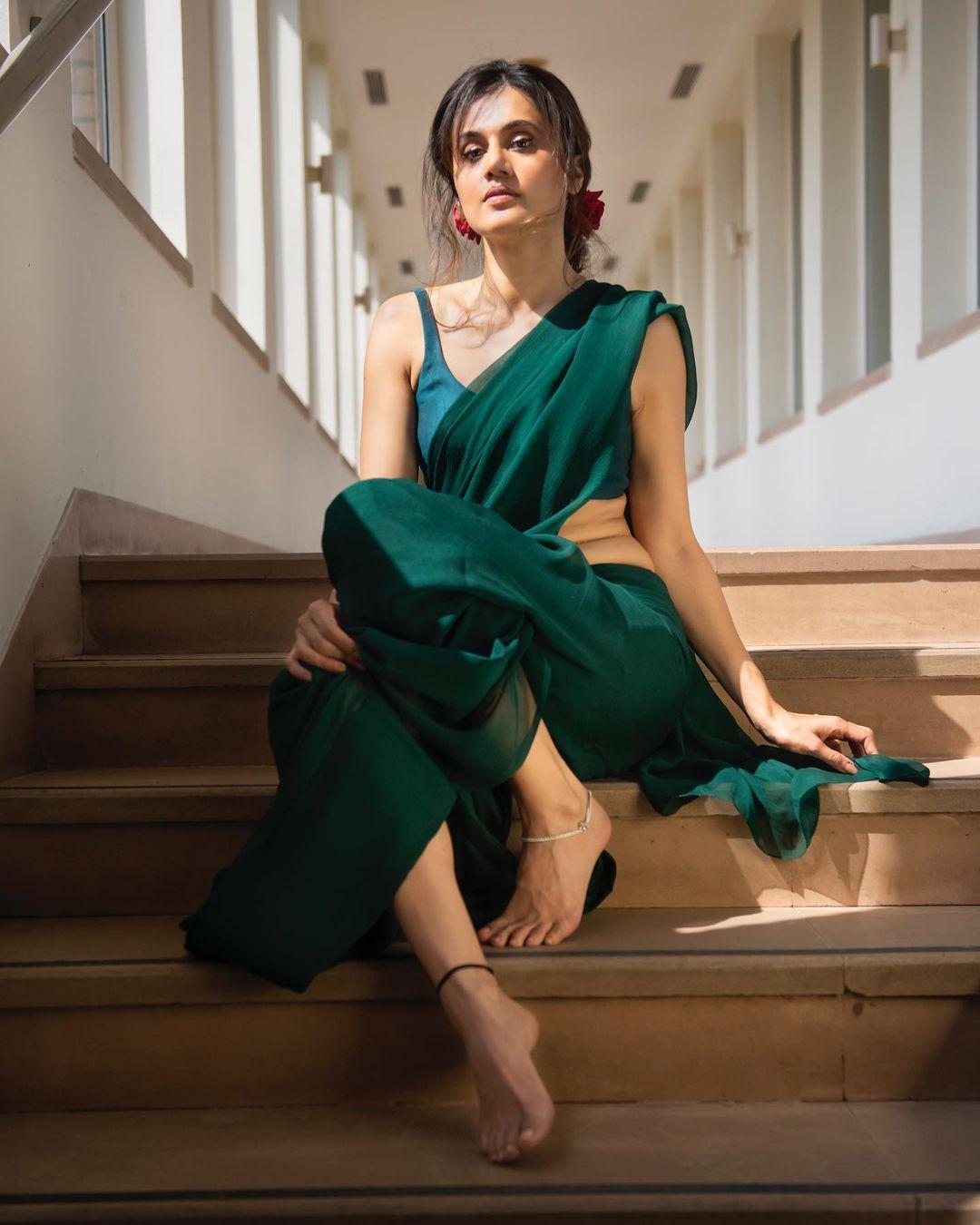 Taapsee's saree photos are always accompanied by some 'sher', or lines from a Hindi film song or a ghazal, reflecting her mood