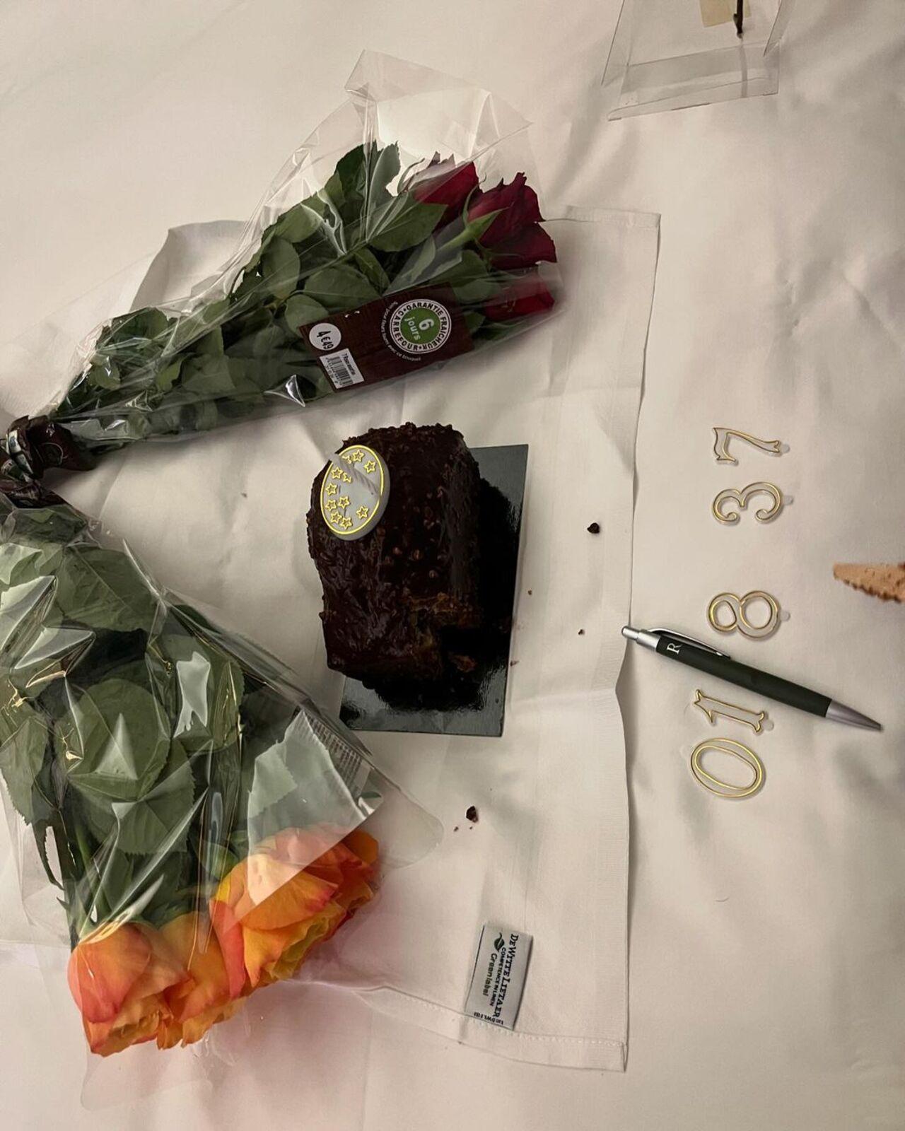 Taapsee also celebrated her birthday in Paris. She was surprised with a cake and some flowers, the old-fashioned way. 
