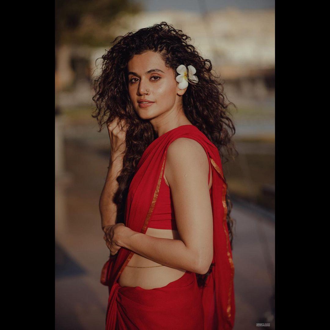 Here, Taapsee pairs this plain saree with a flower in her open hair and a nath, nothing else. The photo was shot in Udaipur.