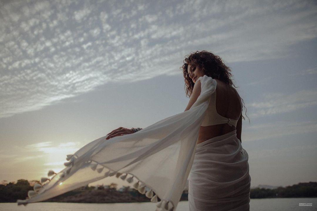 In this dreamy photo, Taapsee is seen in a plain white cotton saree, posing against the blue sky of Udaipur.