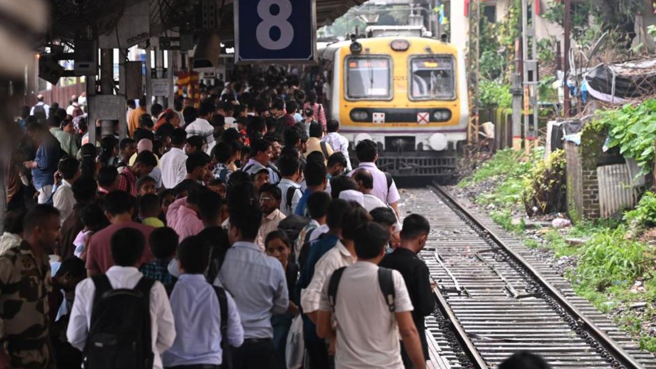 The tracks at Badlpaur station were finally cleared of demonstrators after 6 pm, the police official said