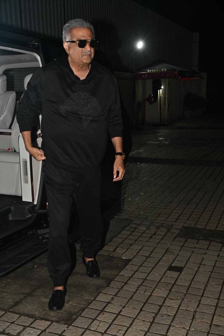 While departing, Boney Kapoor was seen having a playful chat with the paparazzi. The filmmaker even offered some shooting tips to the photographers!