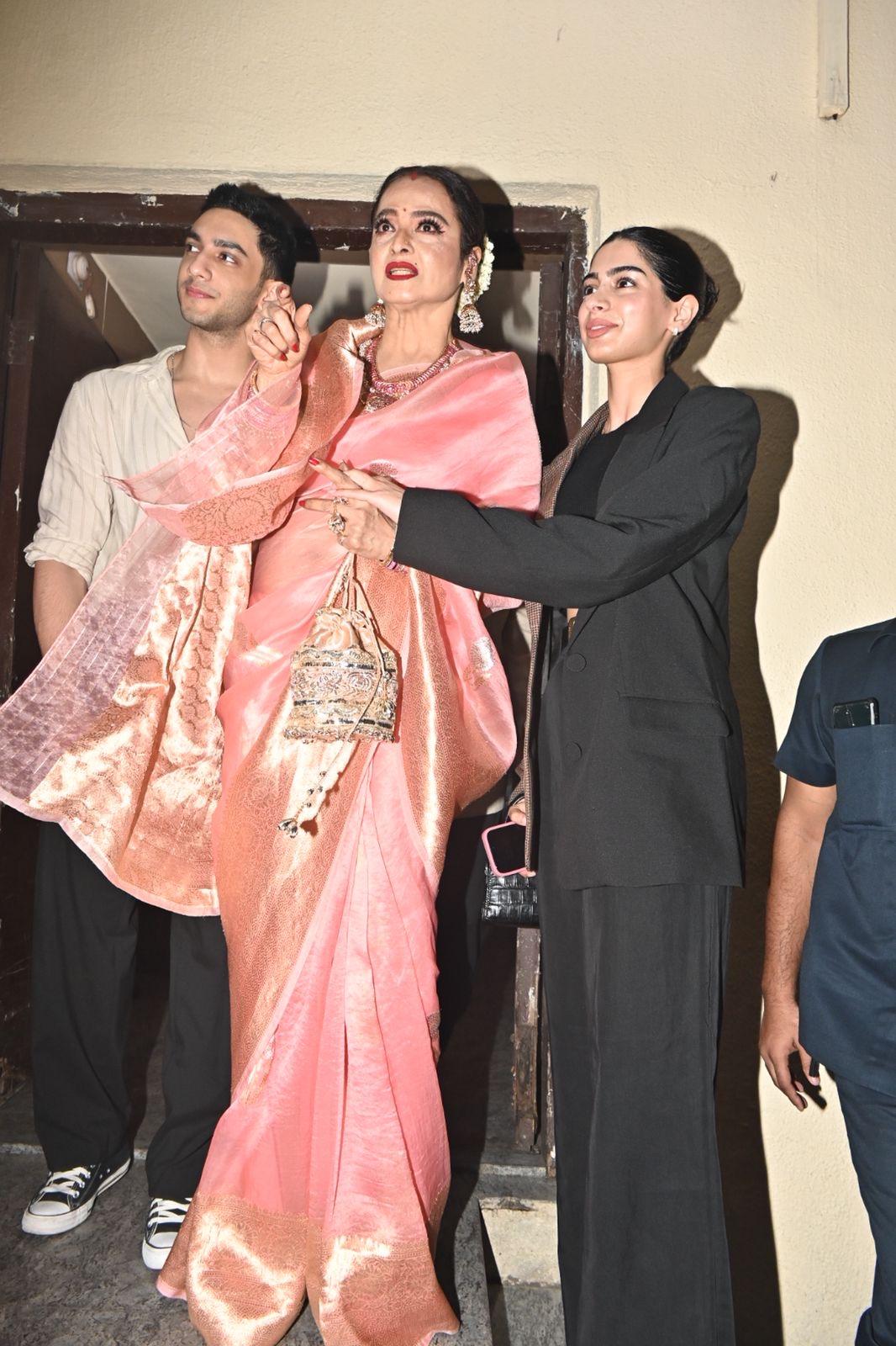 Towards the end of the night, Khushi Kapoor along with rumoured boyfriend Vedang Raina guided Rekha out of the theatre