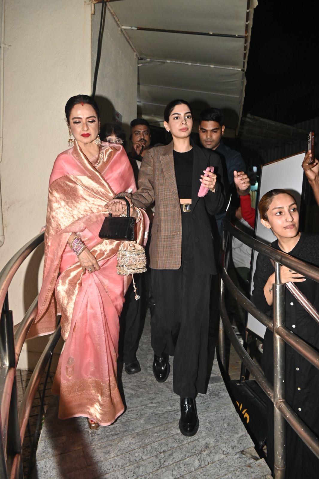 Netizens went gaga over Rekha's maternal instincts towards Khushi Kapoor and Janhvi