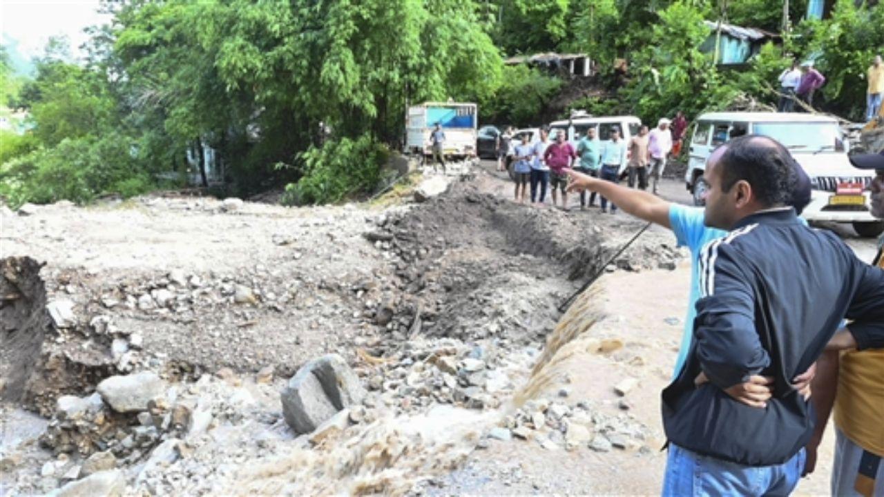 Mid-Day Top News at this hour: 4 dead, several feared trapped as landslides hit Kerala's Wayanad; Six hurt as 10 coaches of Mumbai-Howrah mail derails and more
