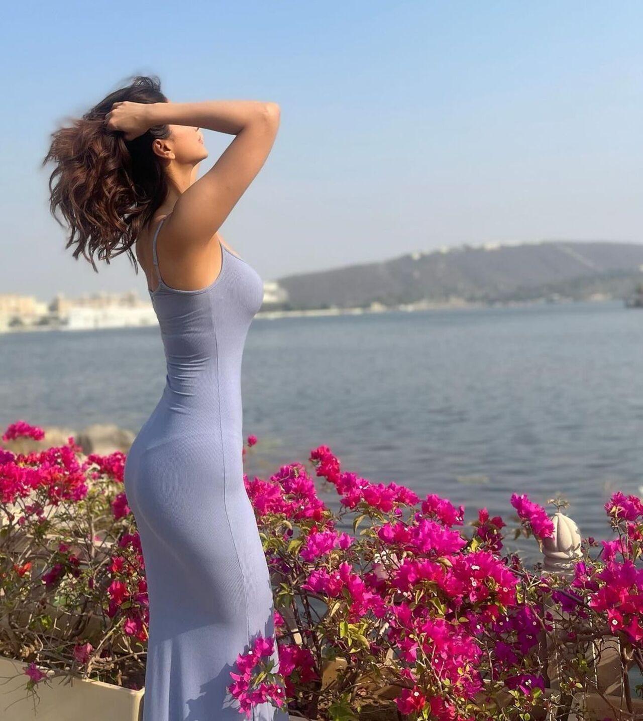In the mood to keep it light and simple? This lavender-coloured slip-on bodycon dress is perfect for a day out