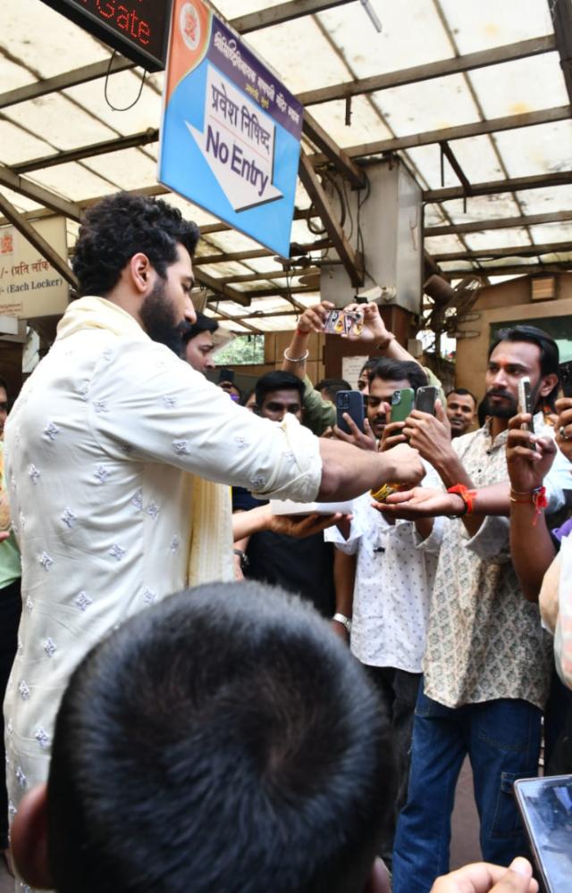 The actor was seen dressed in a white kurta  for the visit