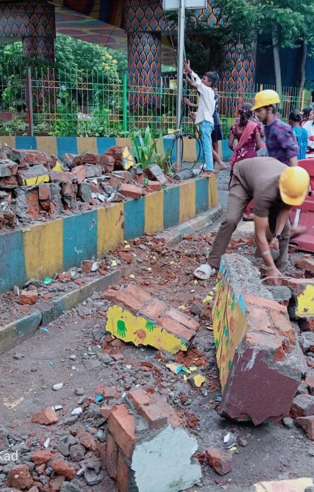 A part of the beautification wall under a bridge near Teen Hath Naka caved in at around 5:30 PM