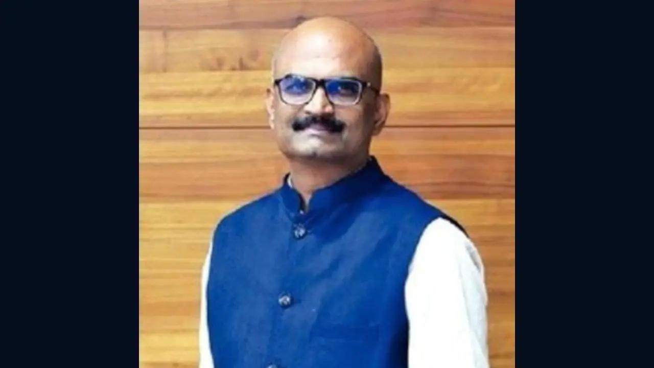 Mumbai: IRS officer who shot to limelight for his undercover visits at civic hospitals transferred
Sudhakar Shinde, additional commissioner and in charge of important departments like health and solid waste management has been transferred with an immediate effect as extension of his deputation hasn't been approved. The question about his transfer was raised several times by opposition parties in the assembly sessions. Read More 
 