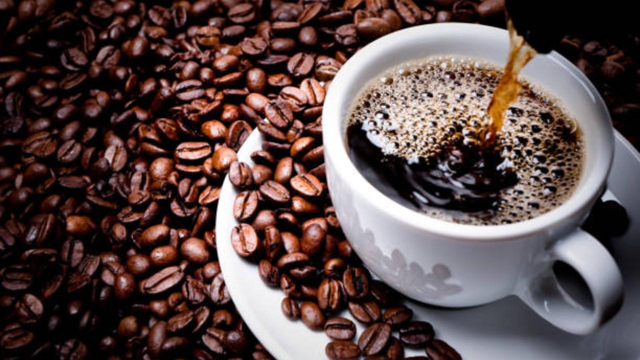 7-second coffee loophole
It states that drinking black coffee, with added ingredients like lemon and cinnamon, within seven seconds of feeling hungry can curb hunger and reduce appetite.
It might help in suppressing appetite but there are no studies supporting it. Just taking coffee is not going to help because this is again focusing on a single nutrient and caffeine also has its side effects.  