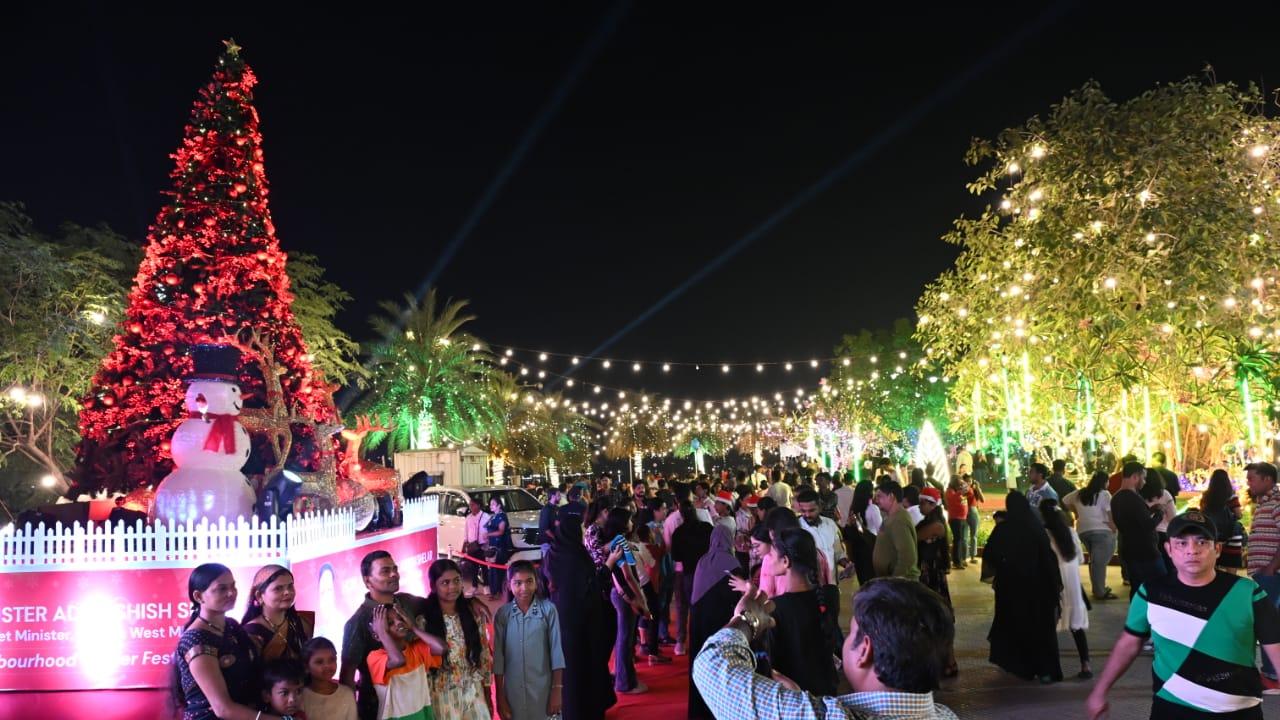 Reclamation promenade at Bandra, Mumbai, is decked up ahead of Christmas and New Year (Pic: Anurag Ahire)