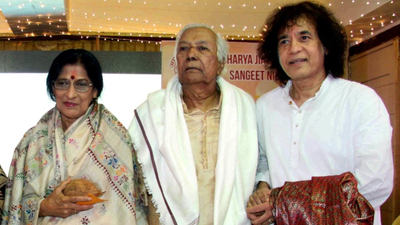 Indian Padma Vibhushan singer Kishoritai Amonkar (L), classical music Ustad Ghulam Mustafa Khan (C) and tabla player Zakir Hussain pose for a photograph during the 16th 'Uttam Vag-Geykar Jialal Vasant Awards' Ceremony in Mumbai on February 27, 2016