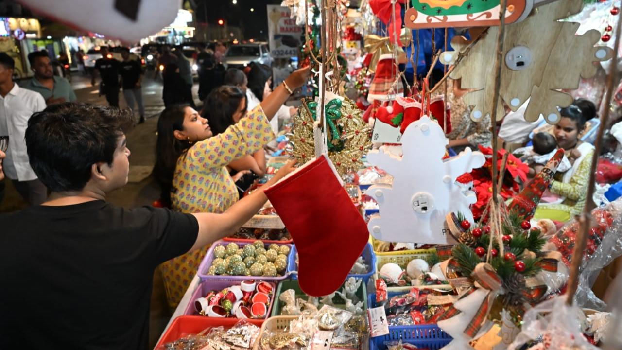 This bustling market has a wide variety of Christmas-related offerings. From miniature Christmas trees to full-sized ones, and from small items to keep on your office desk to decorations that bring alive the festive vibe, this destination has something for every person looking to celebrate. 