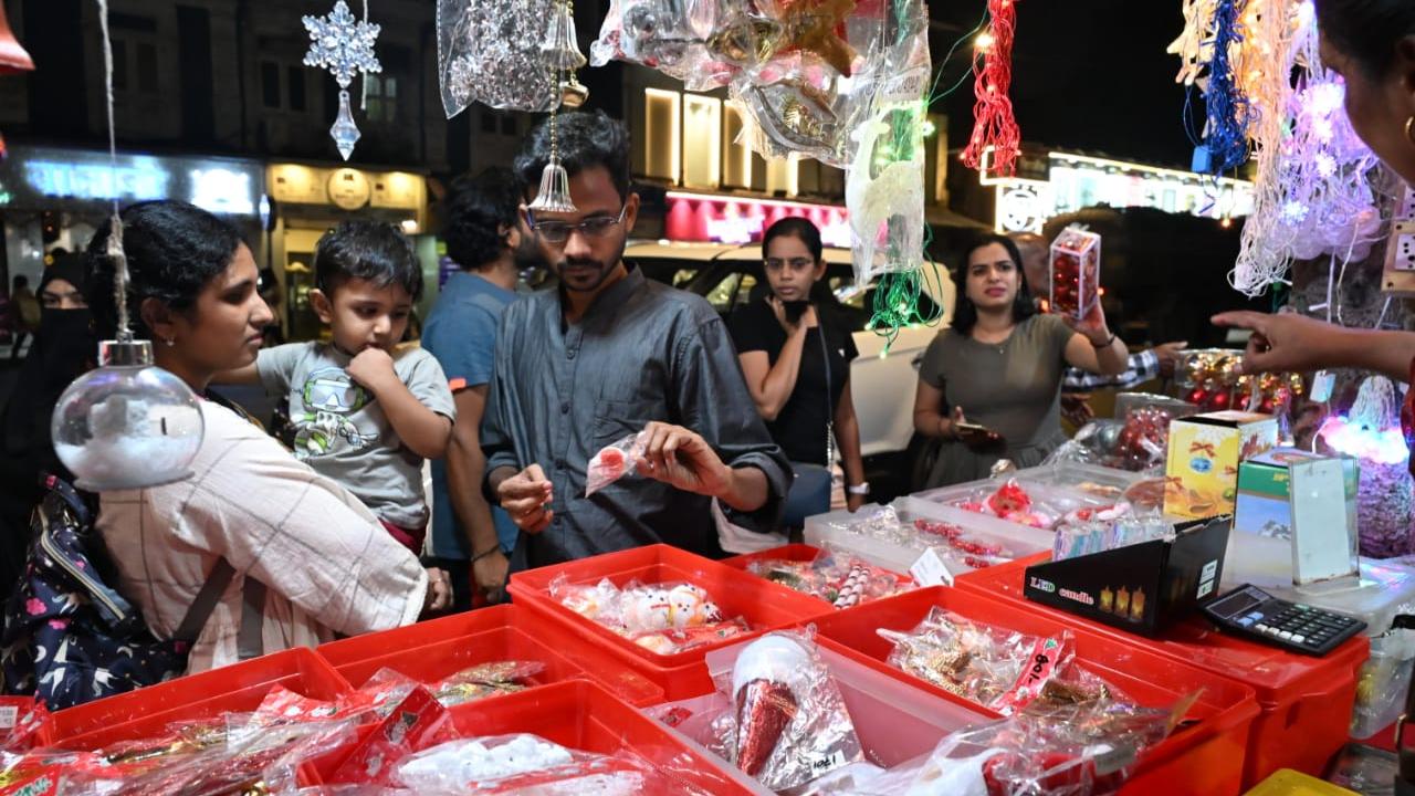 The Hill Road market gets extremely busy this time of the year. It is recommended to visit the place on weekdays or afternoons to avoid the weekend and evening rush. 
How to reach: The nearest railway station is Bandra on the Western Line. The market is around 5 km away from the station. 