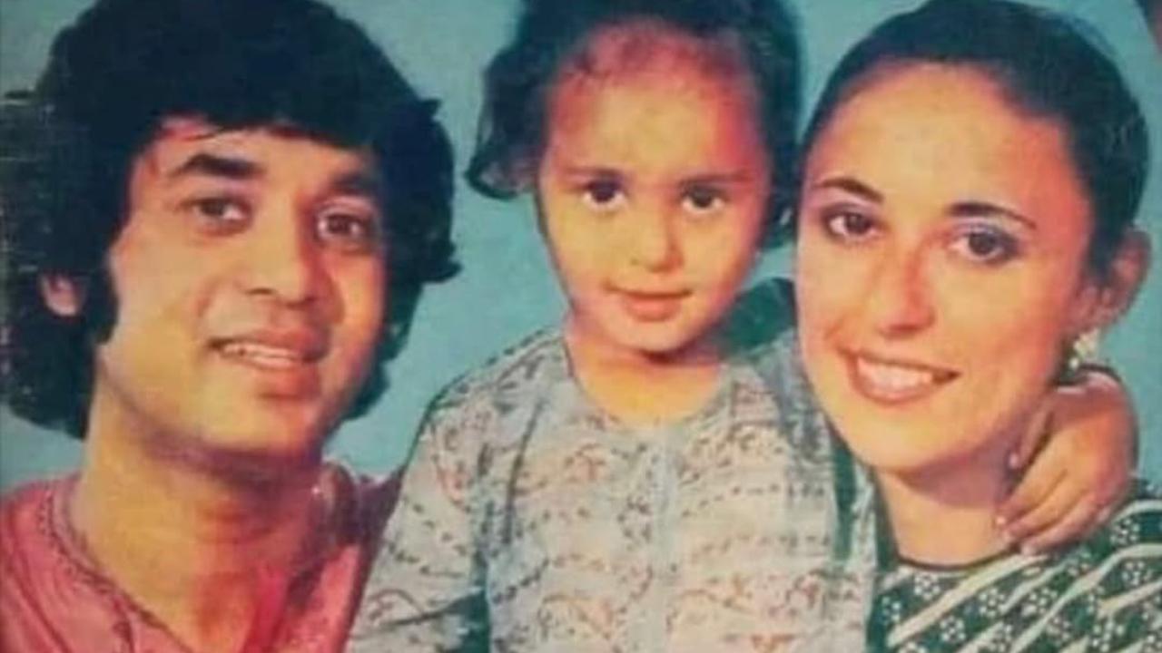 Zakir Hussain with his daughter Anisa Qureshi
Anisa Qureshi and Isabella Qureshi are Hussain and Minnecola's daughters. 