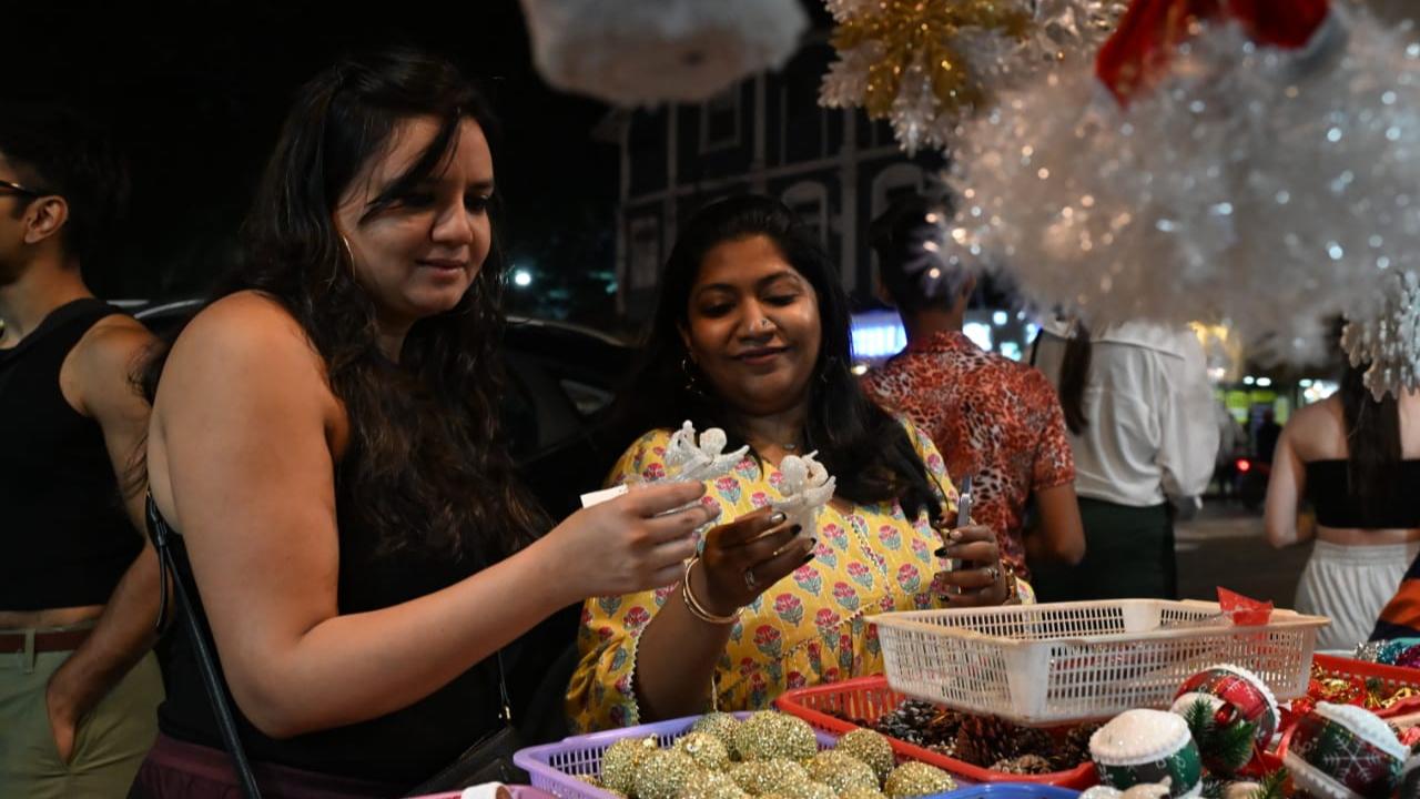 In Pic: The joy of the festive season shines through as Mumbaikars look for Christmas essentials