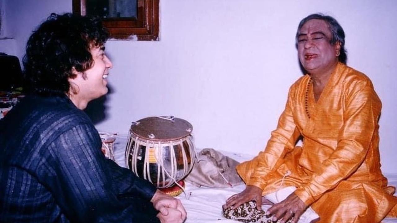 Zakir Hussain with Kathak legend Pandit Birju Maharaj
Hussain grew up surrounded by legends of Indian classical music and dance. Expressing his emotions after Birju Maharaj passed away, he had written, 