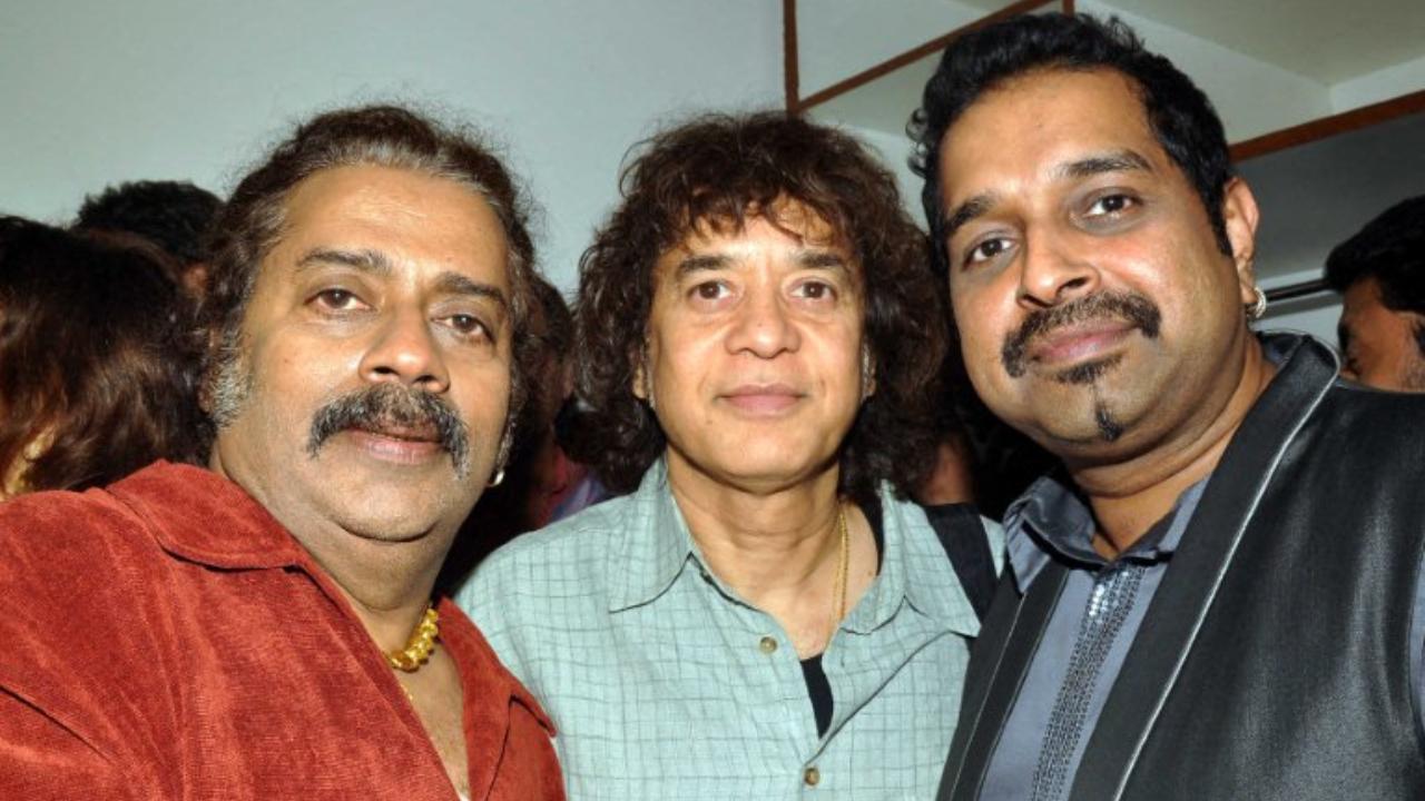 Indian Bollywood ghazal and playback singer Hariharan (L), tabla virtuoso, composer Zakir Hussain (C) and music composer and singer Shankar Mahadevan pose during the 'King In Concert' musical event organised by Nagrik Shikshan Sanstha (NSS) academy in Mumbai on January 5, 2012