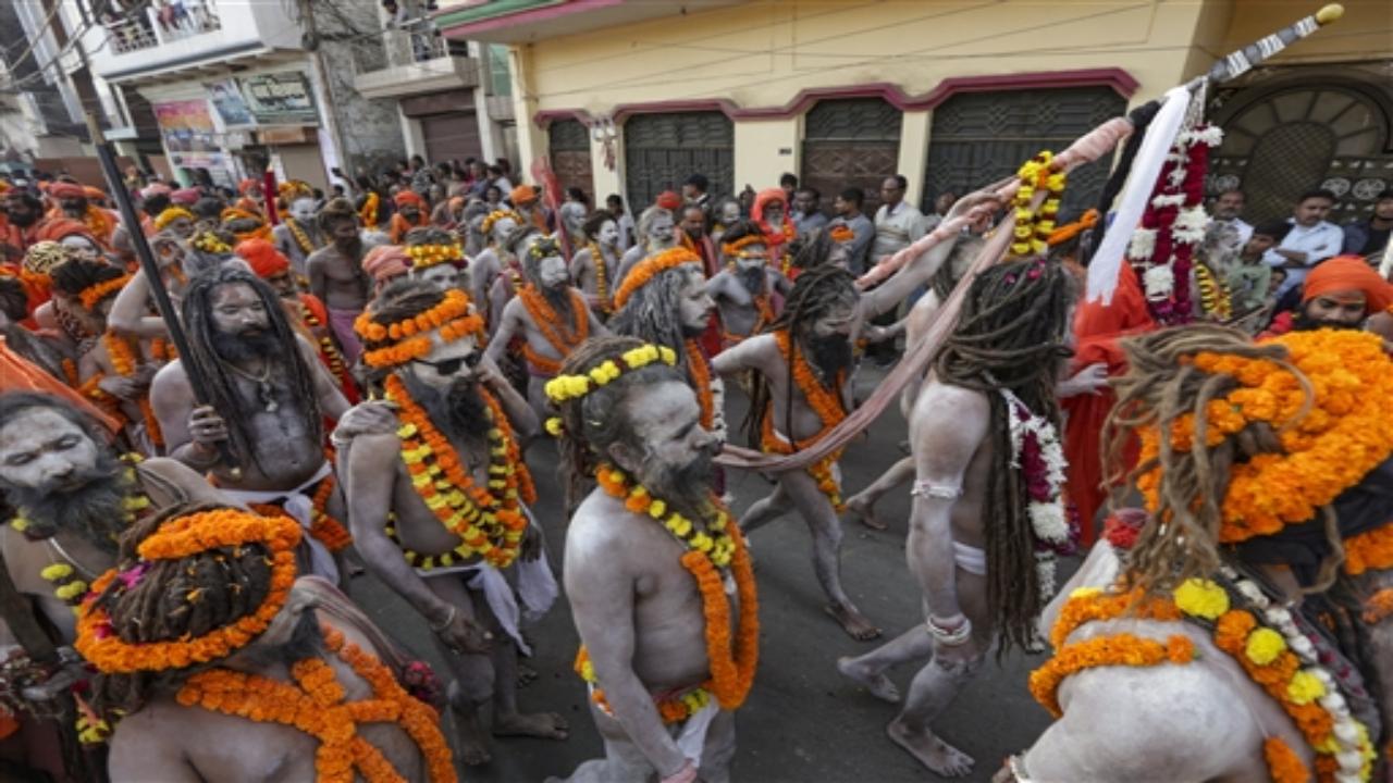 As night falls, the Ganga Aarti brings the riverbanks alive, with priests performing rituals accompanied by the harmonious sounds of bells, conches, and chants. The sight of flickering lamps and the river's flowing waters creates a deeply moving experience, evoking profound devotion in participants.