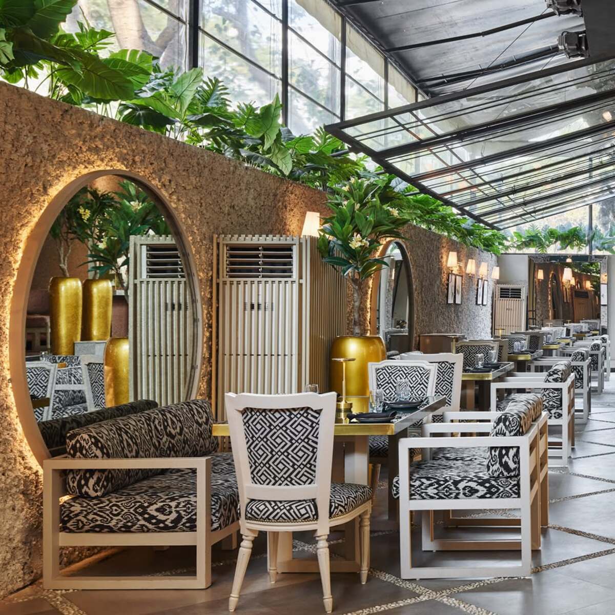 The menu is designed by Chef Stefan Gadit and features Japanese classics. The cocktail menu is also a big hit as it features different mixology techniques and blends traditional flavours with modern techniques.