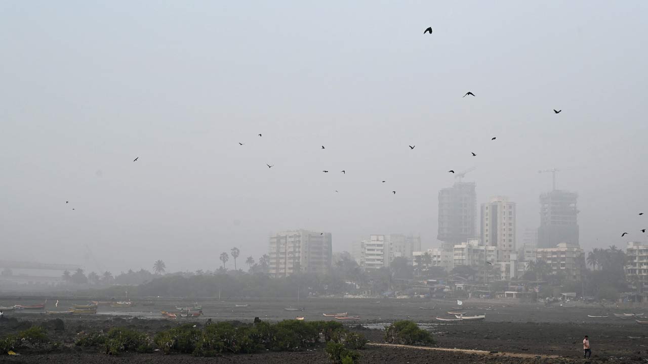 Buildings near Bandra Bandstand are veiled by smog, on Friday. Pic/Anurag Ahire