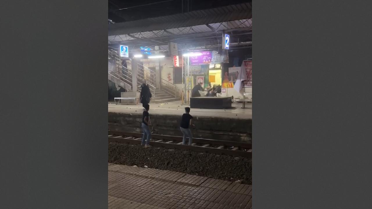 Mumbai police team attacked by mob with stones at Ambivali railway station