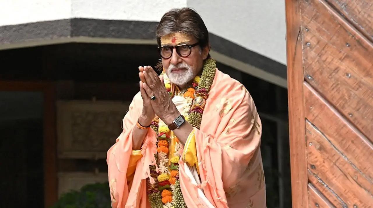 Amitabh Bachchan meets his fans outside Jalsa on last Sunday of 2024