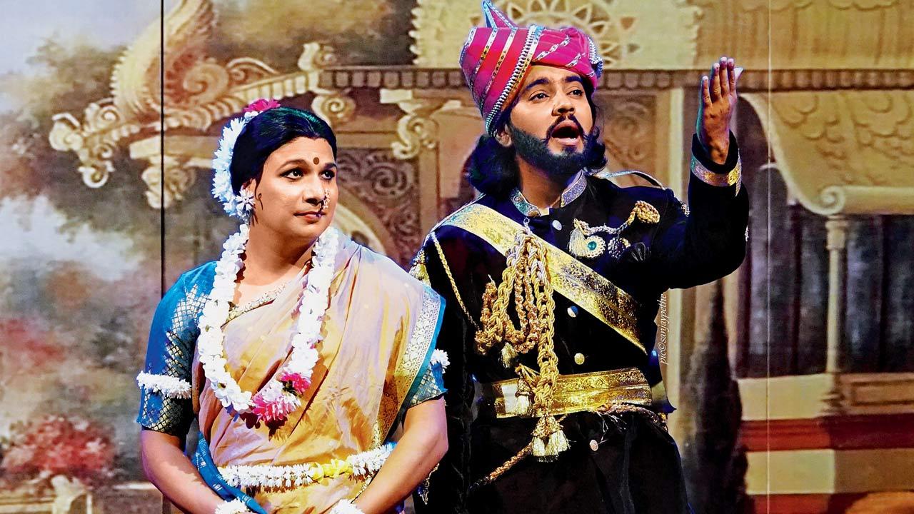 Singer-actor Ajinkya Ponkshe plays Queen Bhamini (modelled on the version earlier played by Bal Gandharva) alongside Omkar Prabhughate who takes on as the role of Dhairyadhar
