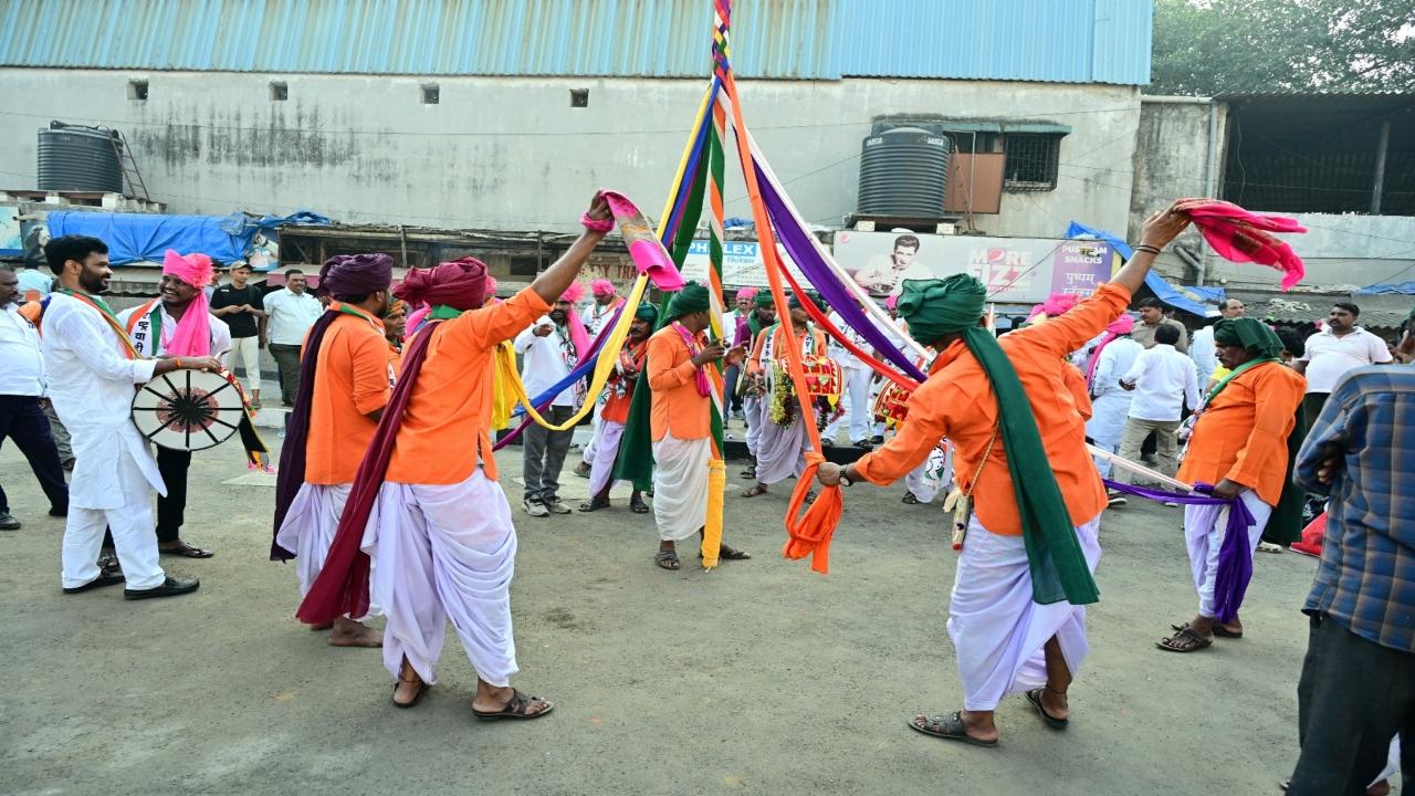 People from various parts of the state have gathered at Azad Maidan in colourful attire 