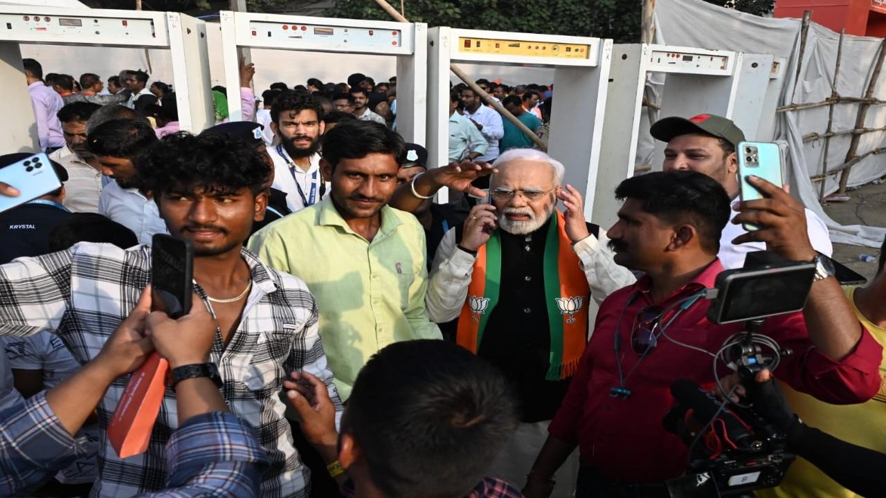 Attendees at Azad Maidan clicked a selfie with a PM Modi look-alike