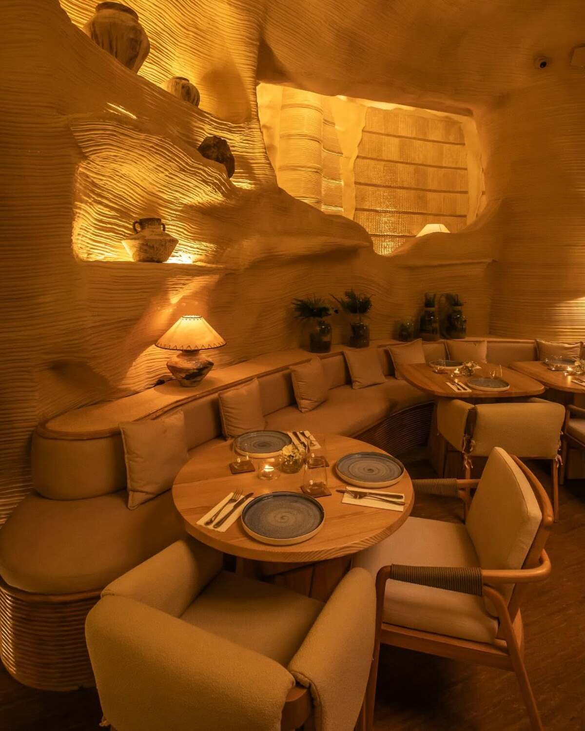 This branch of Bastian too boasts a luxurious ambiance and offers fine dining. It follows the same golden-lit aesthetic that the restaurant chain follows. Its chic decor and aesthetic are what sets it apart from other restaurants.