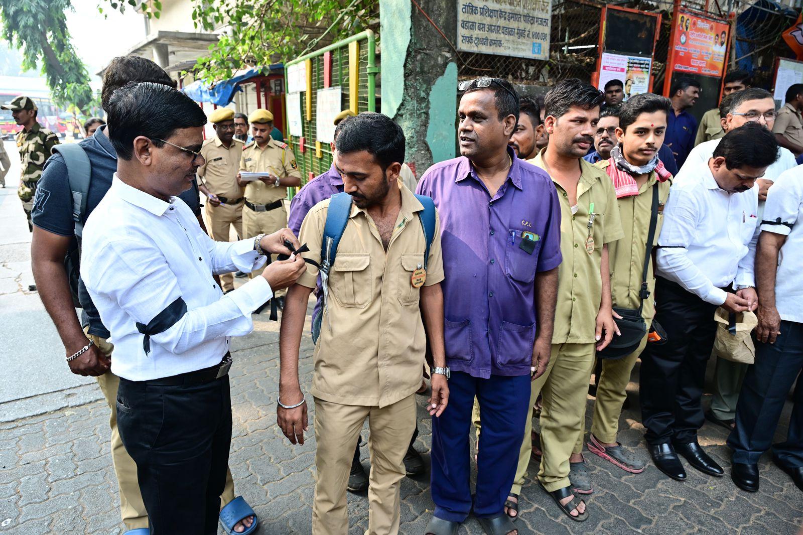 The BEST Kamgar Sena has announced a symbolic protest to oppose privatisation and highlight the challenges faced by the public transport system