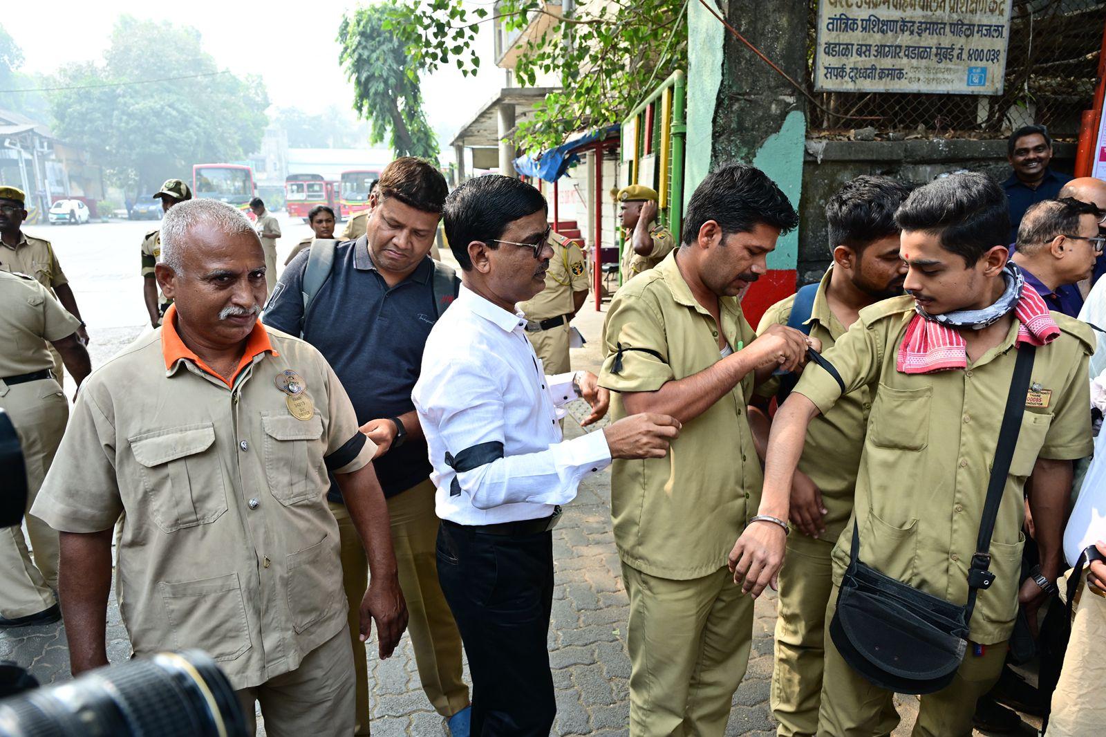 The Shiv Sena (UBT) affiliated B.E.S.T Kamgar Sena has given a call to all employees to wear black bands at work on December 26 to protest against the deteriorating condition of the undertaking and the BMC municipal commissioner's reported statement that the B.E.S.T is not BMC's responsibility