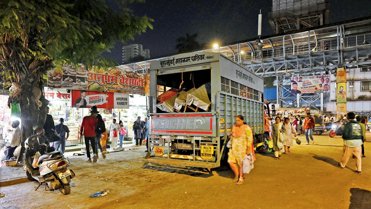 BMC vehicle stationed at Bhaji Market Gully. Pic/Anurag Ahire