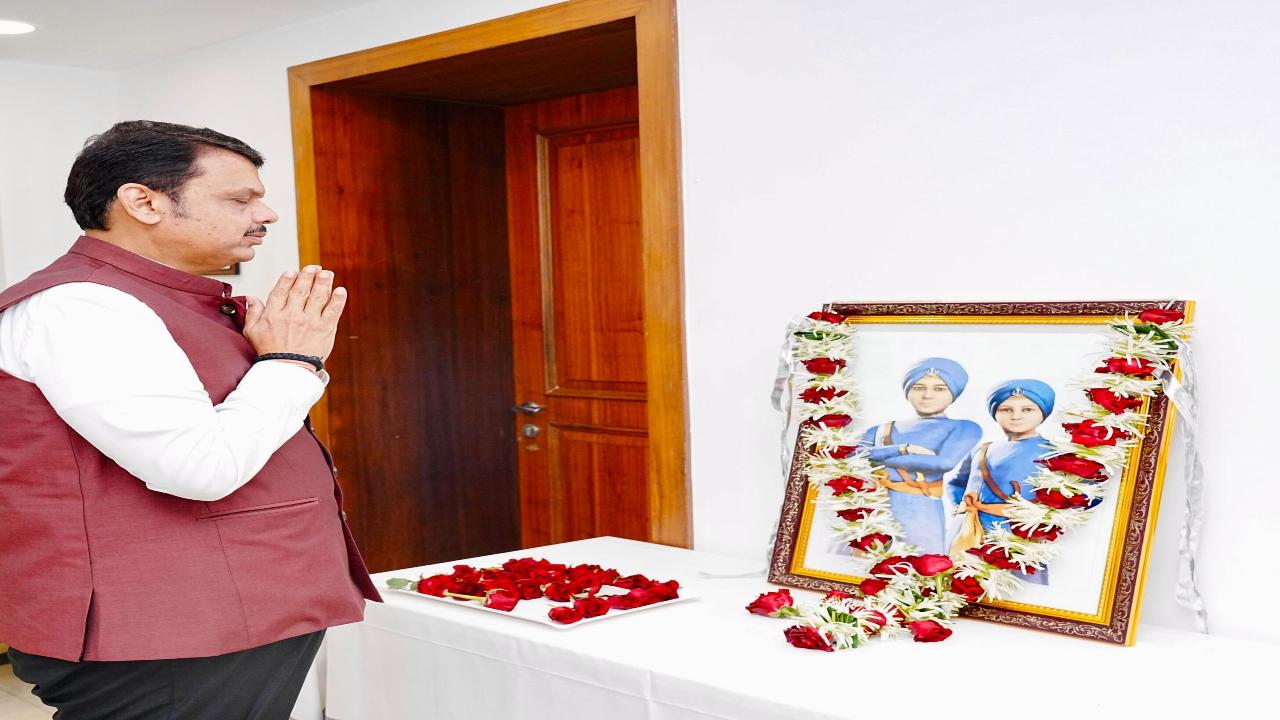 On the occasion of Veer Bal Diwas, Maharashtra Chief Minister Devendra Fadnavis paid heartfelt floral tributes to the Sahibzades, the sons of Guru Gobind Singh Ji, the tenth Guru of the Sikhs, at his official residence in Mumbai. 