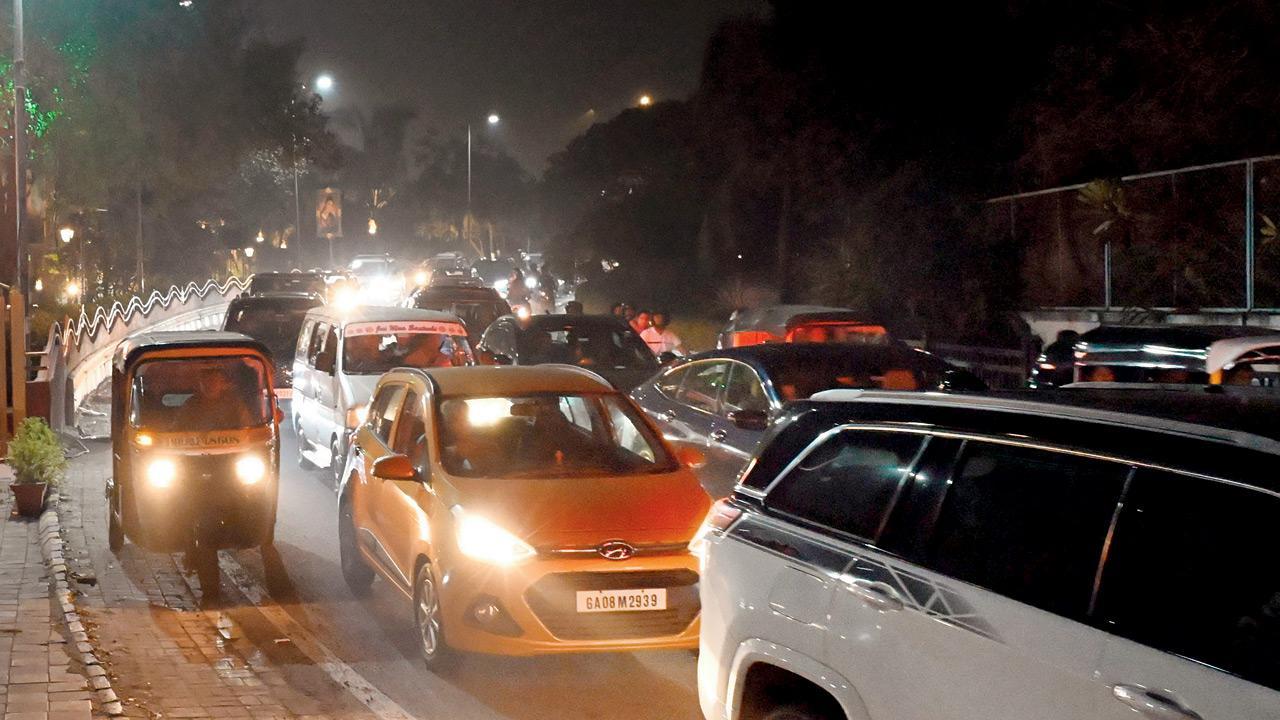 Mumbai: Selfie craze leaves Bandra congested