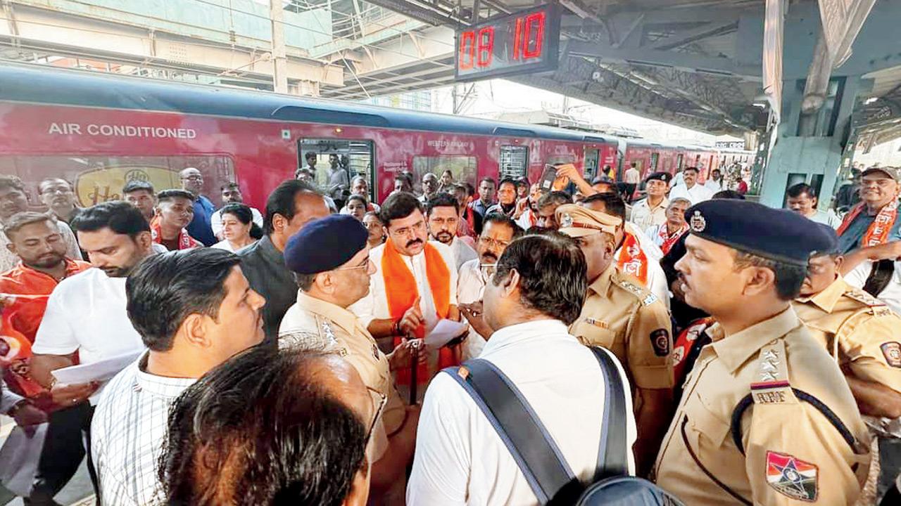 Police try to defuse the protest at Bhayandar station on Monday. PIC/RAJENDRA B. ARLEKAR