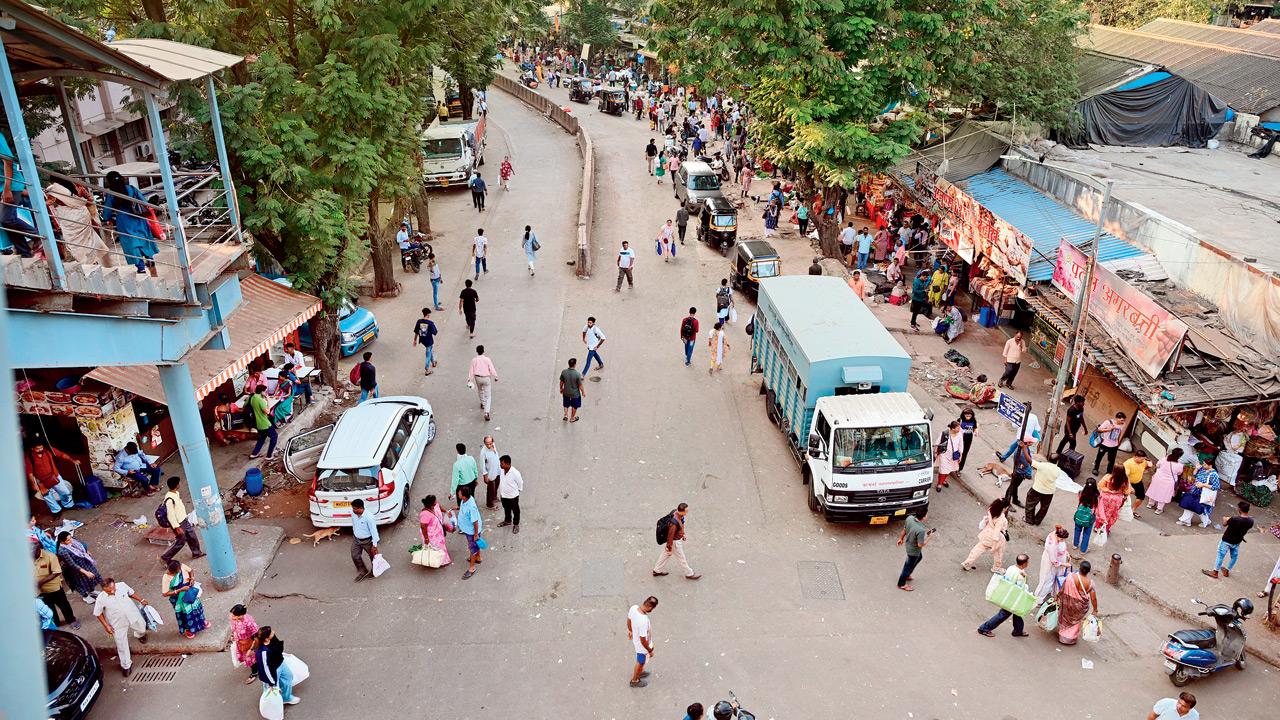 Bhaji Market Gully cleared of illegal hawkers. Pic/Nimesh Dave