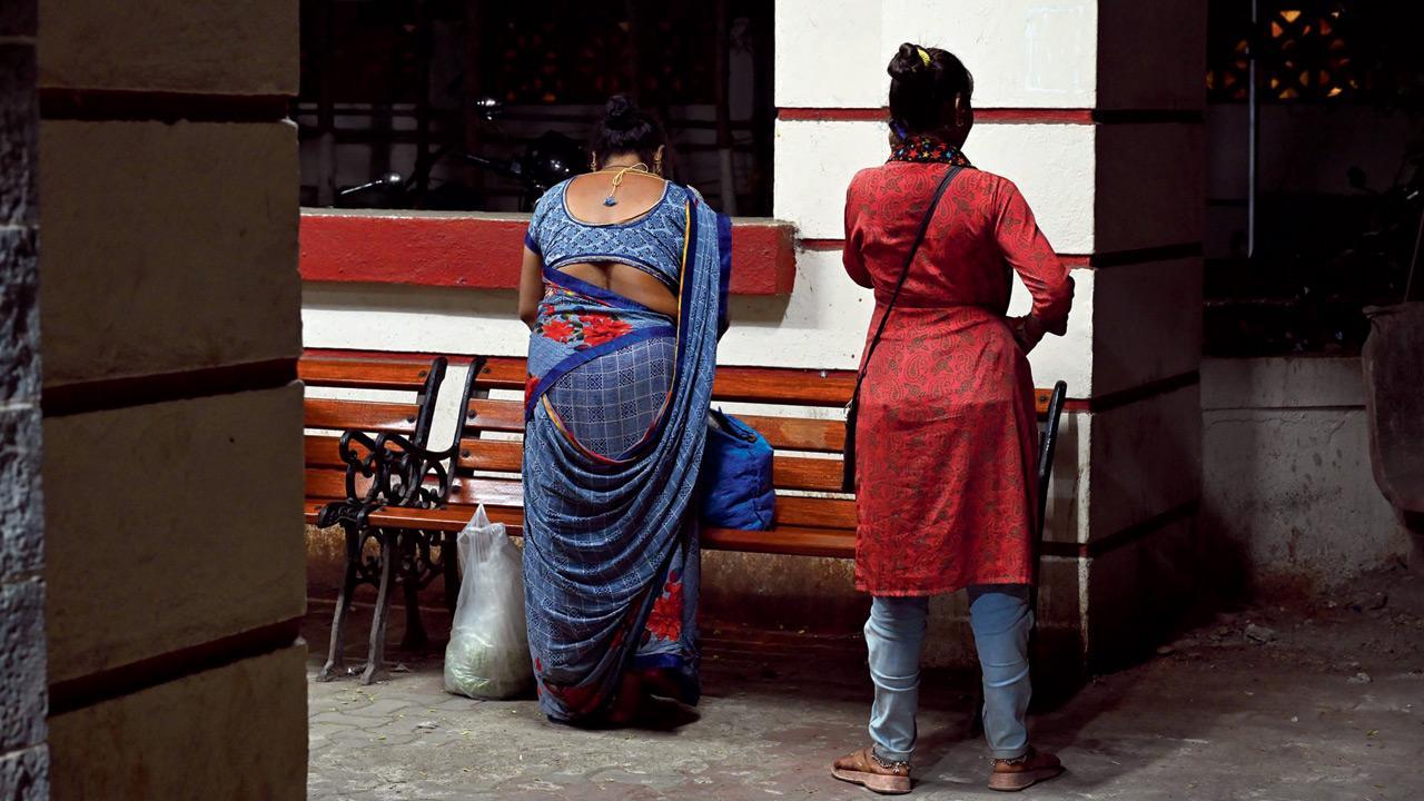 Borivli hawker menace: Illegal vendors hide inside magistrate’s court after it shuts for the day to evade BMC action