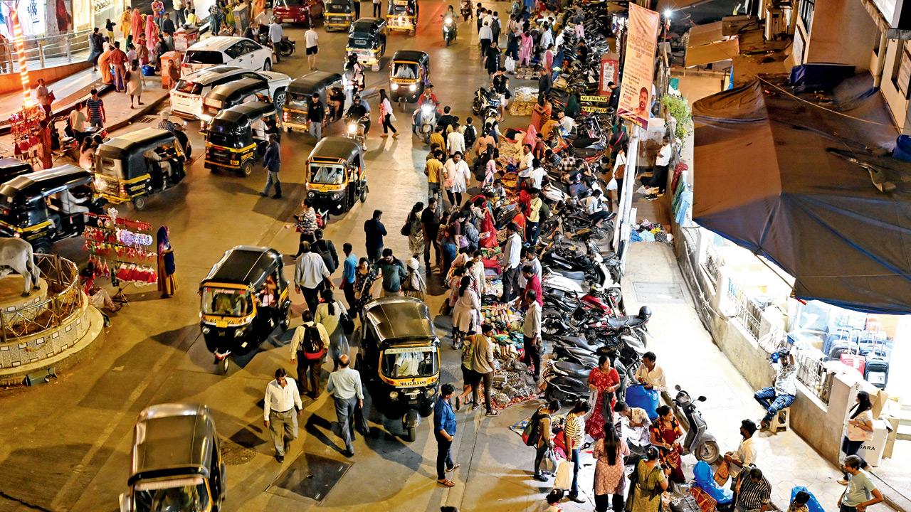 Jambli Gully is taken over by hawkers. Pic/Anurag Ahire