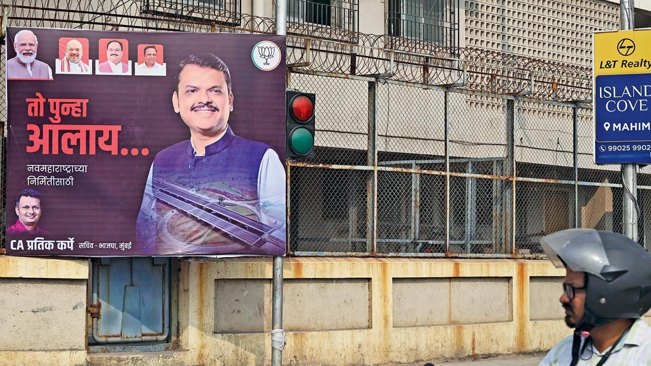 Mumbai: BMC turns a blind eye as banners block traffic signals