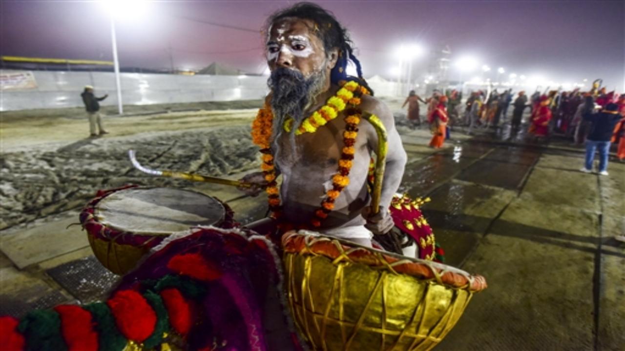 During the Mela, some pilgrims engage in Kalpavas, a period of strict spiritual discipline, where they embrace a simple lifestyle focused on prayer, meditation, and scripture. Daily rituals like Yajnas and Satsangs guide participants toward self-realisation, helping them reconnect with the divine.