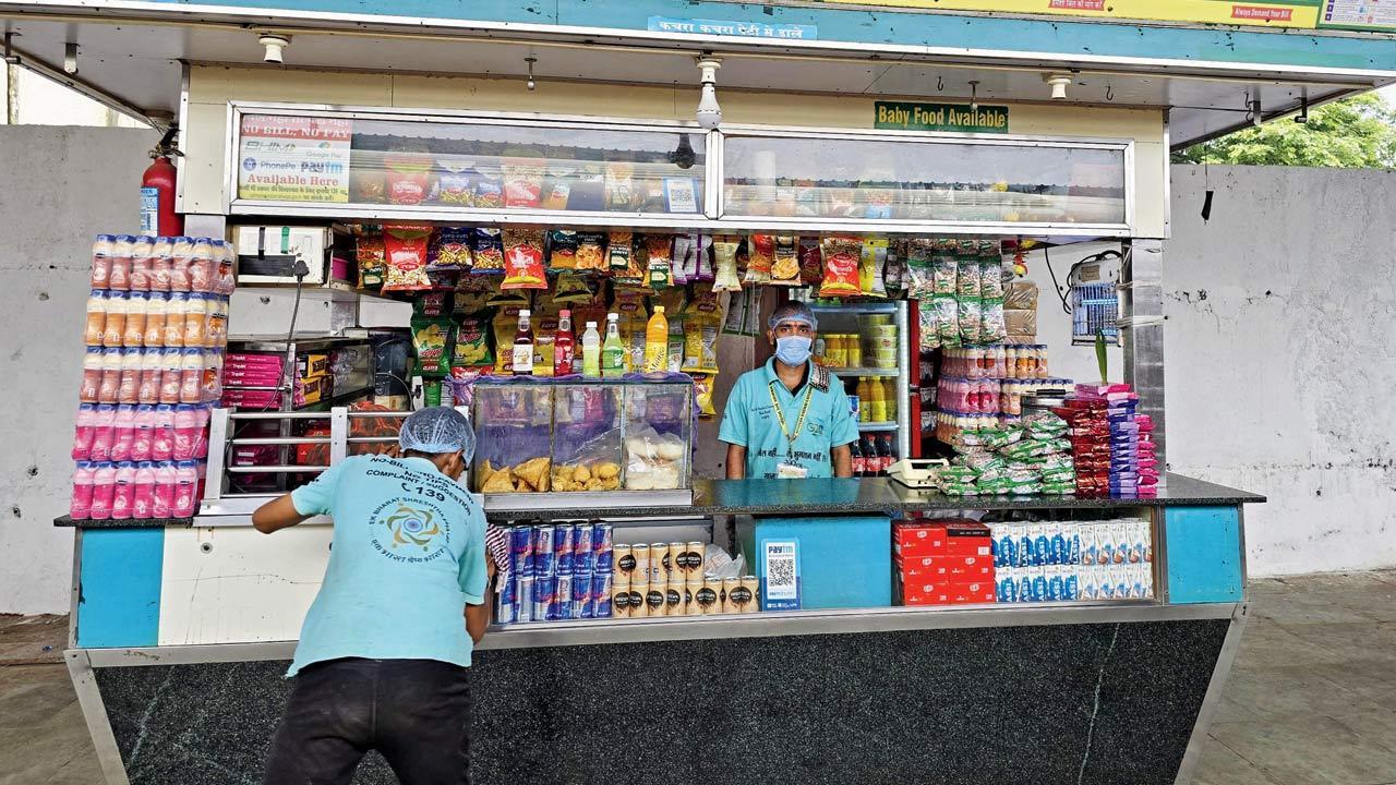 Stalls at Mumbai railway stations to be standardised after 25 years