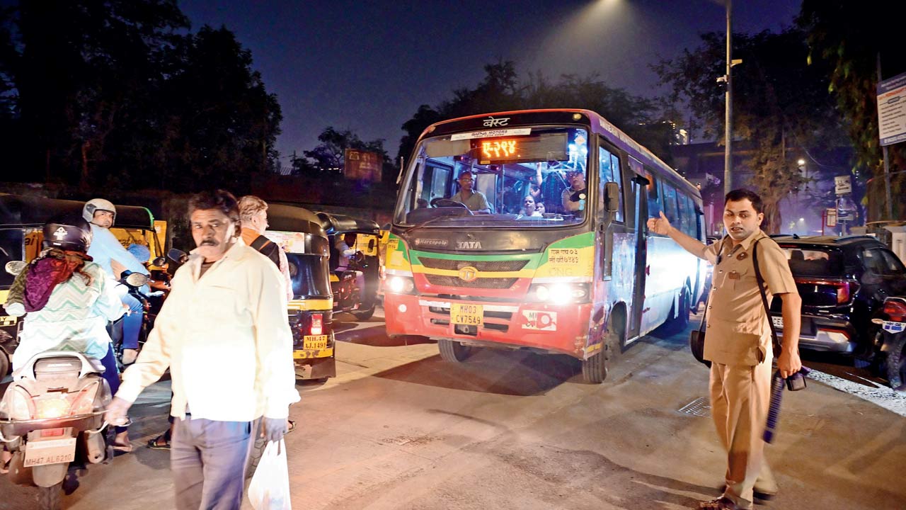BEST staff gets down from bus to manage the traffic on Kanti Park road on Tuesday.  Pics/Nimesh Dave
