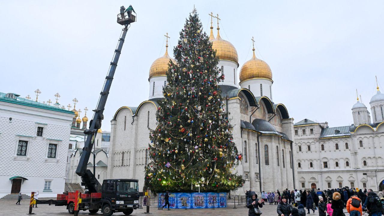 The main Russian 30-metre-high New Year tree sits decorated on the Kremlin's Sobornaya Square in Moscow, Russia