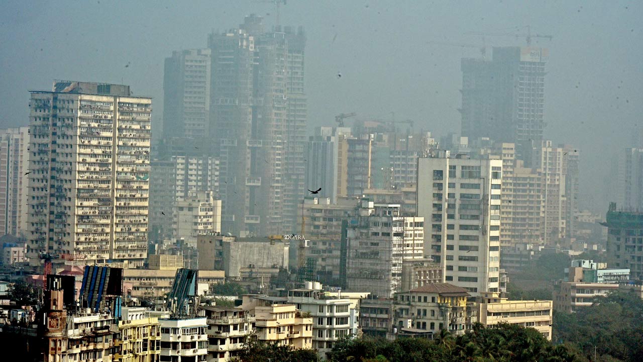 Buildings are veiled by smog at Girgoan on Sunday. Pic/Shadab Khan