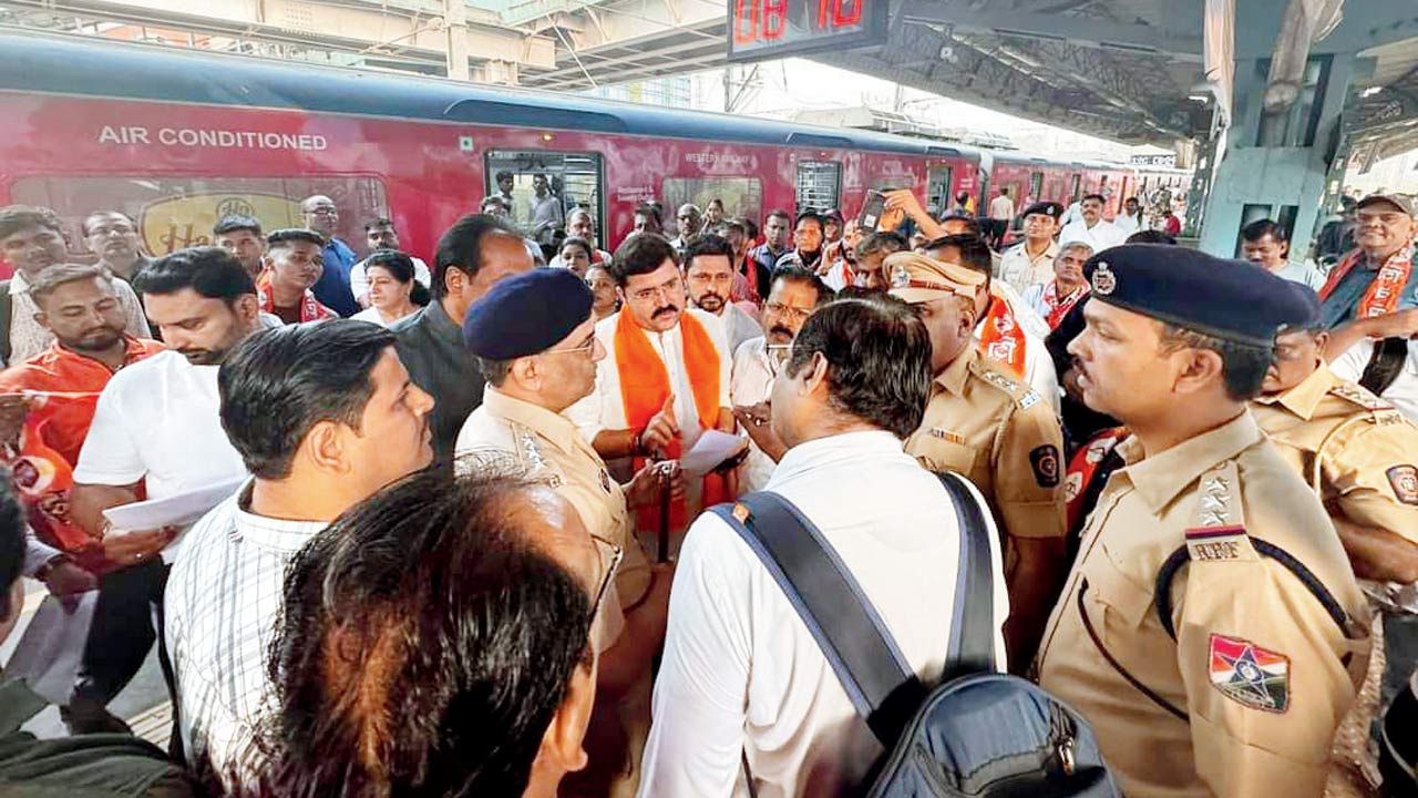 Police try to defuse the situation on Monday. Pic/Rajendra B. Aklekar