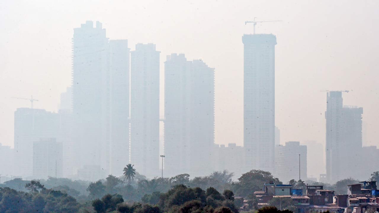 Hazy skyline in Wadala on Saturday. Pic/Shadab Khan