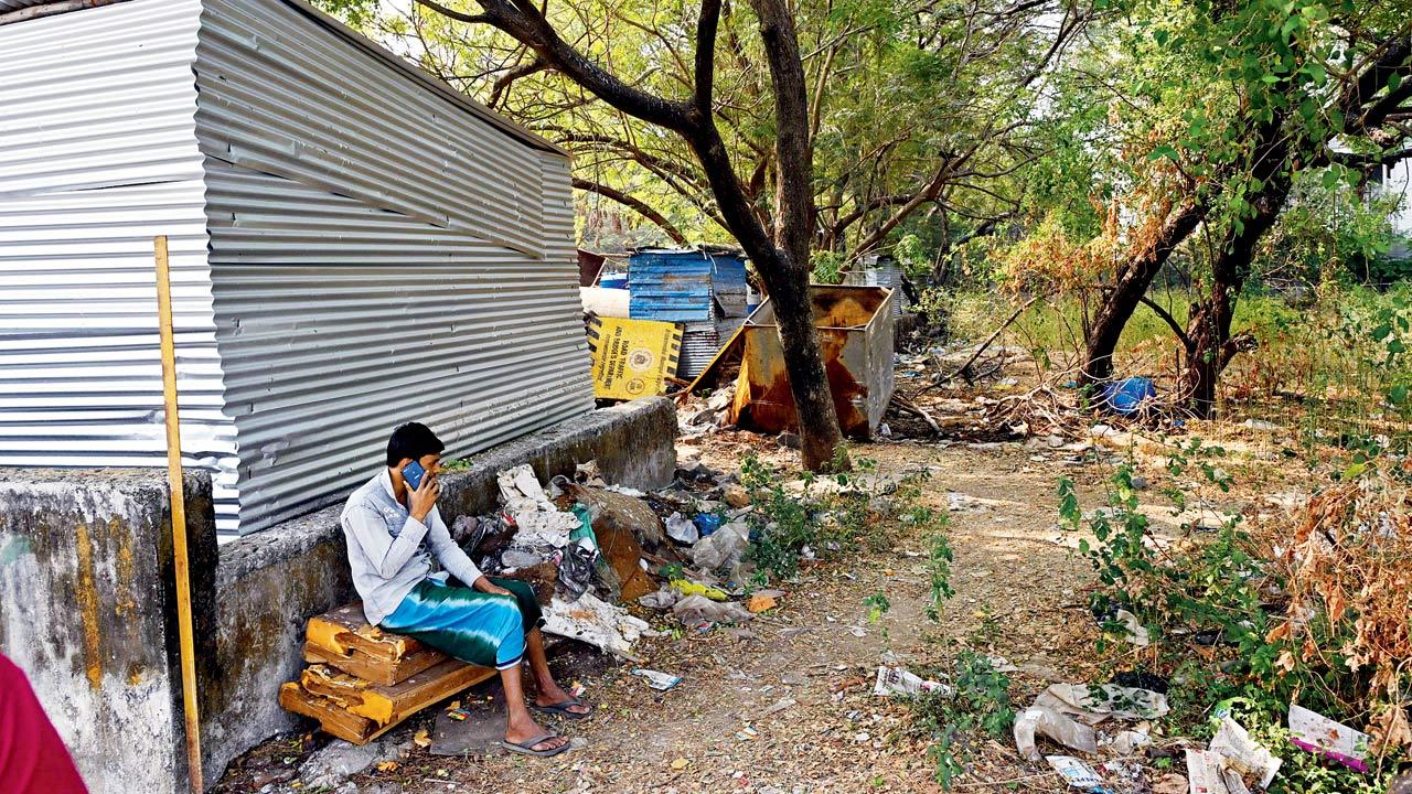 Allegedly encroached spot between GD Somani Memorial School and Jolly Maker 3 housing society on Dec 27. Pics/Sayyed Sameer Abedi