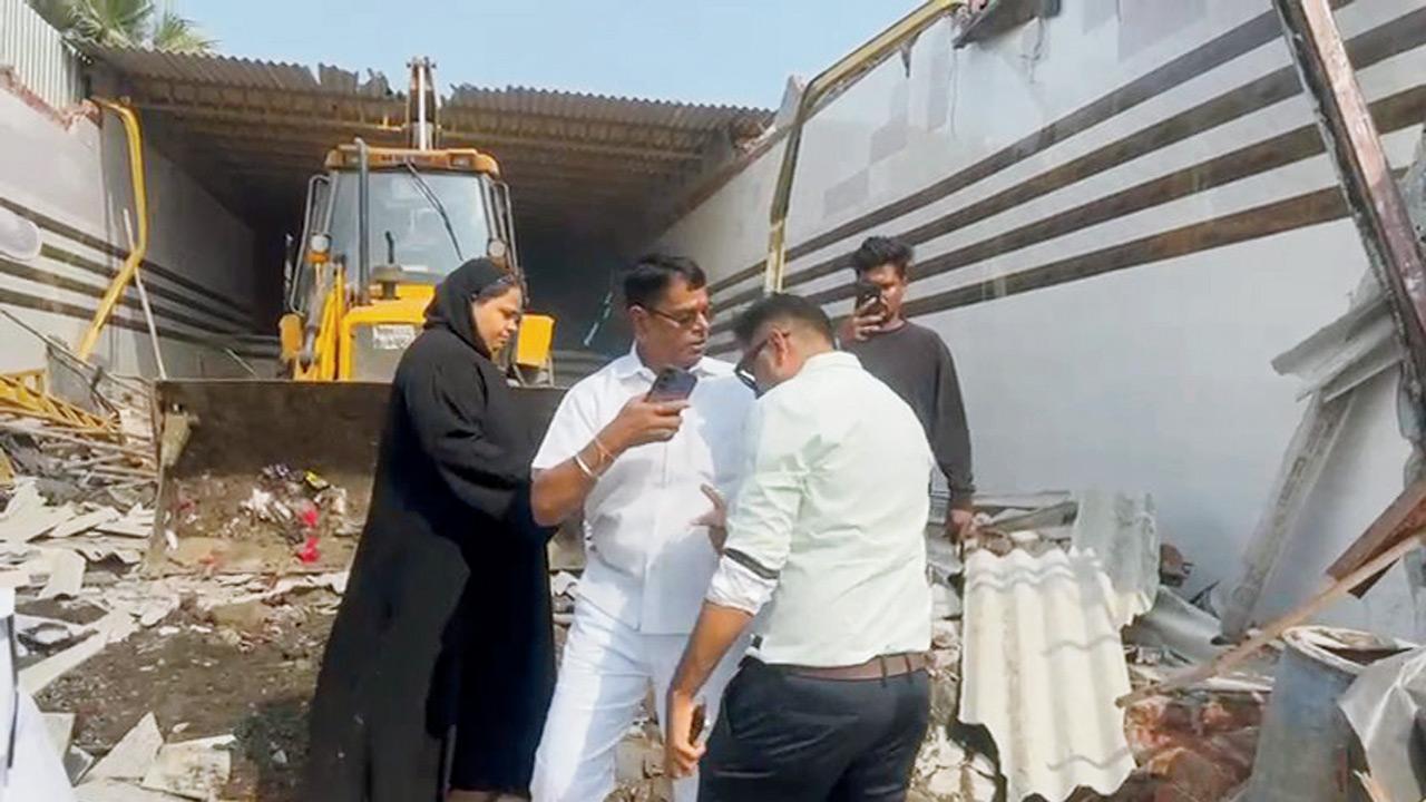 Mumbai: Stop demolition or I'll kill myself, man tells BMC squad, booked